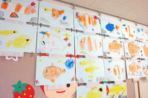 子供たちが描いてくれた水槽のお魚たち。みなさん大変上手に描けていますね！